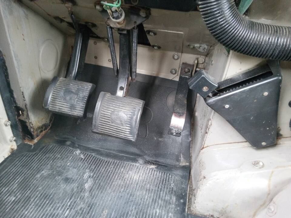 Image 11/30 of Land Rover 109 (1980)