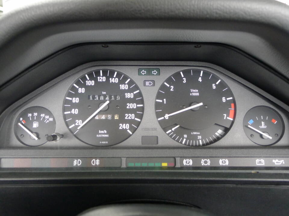 Image 11/37 of BMW 325i (1991)