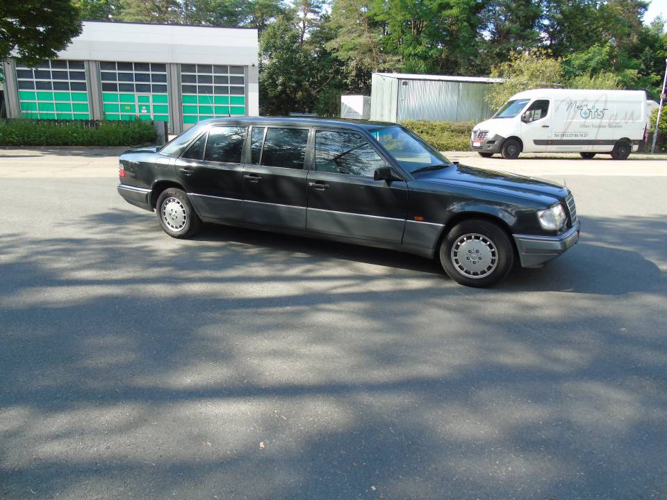 Image 16/31 of Mercedes-Benz 260 E Lunga (1991)