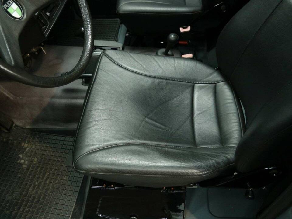 Immagine 15/50 di Mercedes-Benz 230 GE (SWB) (1993)