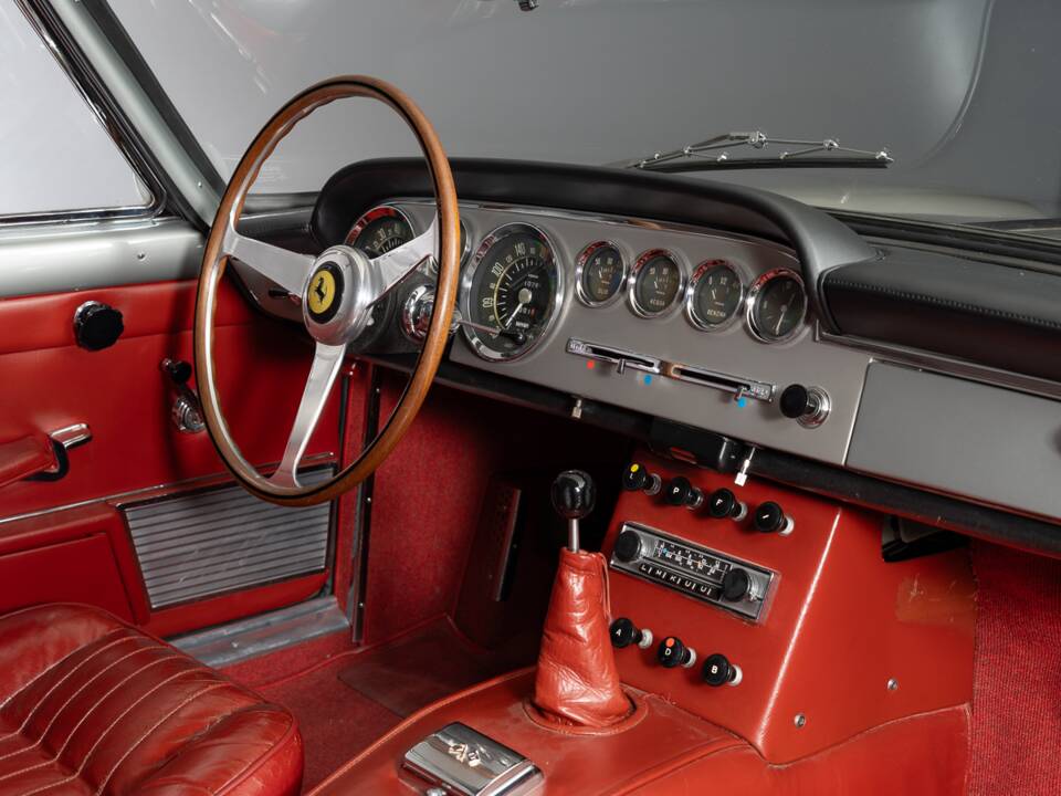 Image 19/29 of Ferrari 250 GTE (1961)