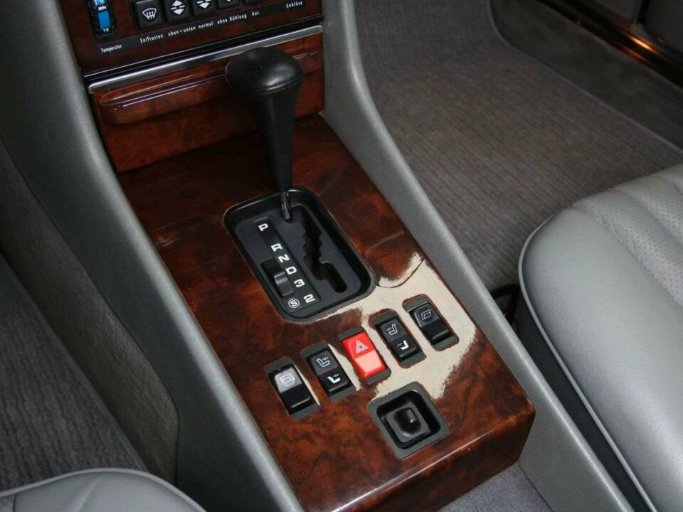 Image 17/30 of Mercedes-Benz 300 SL (1986)