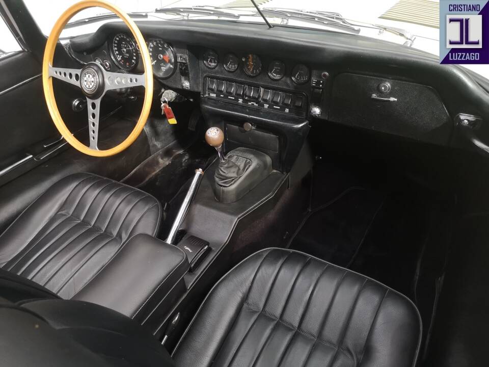 Image 32/51 de Jaguar E-Type (1970)