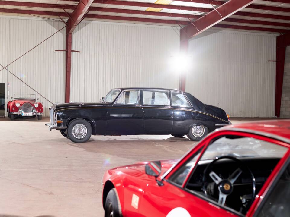 Image 36/70 of Daimler DS 420 (1976)