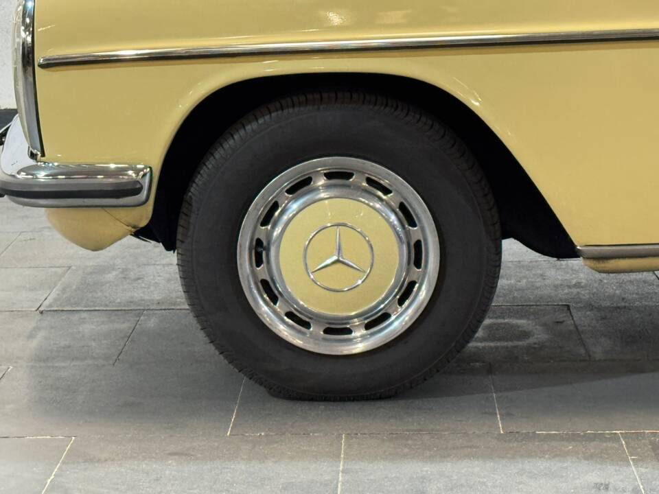 Immagine 17/35 di Mercedes-Benz 200 (1975)