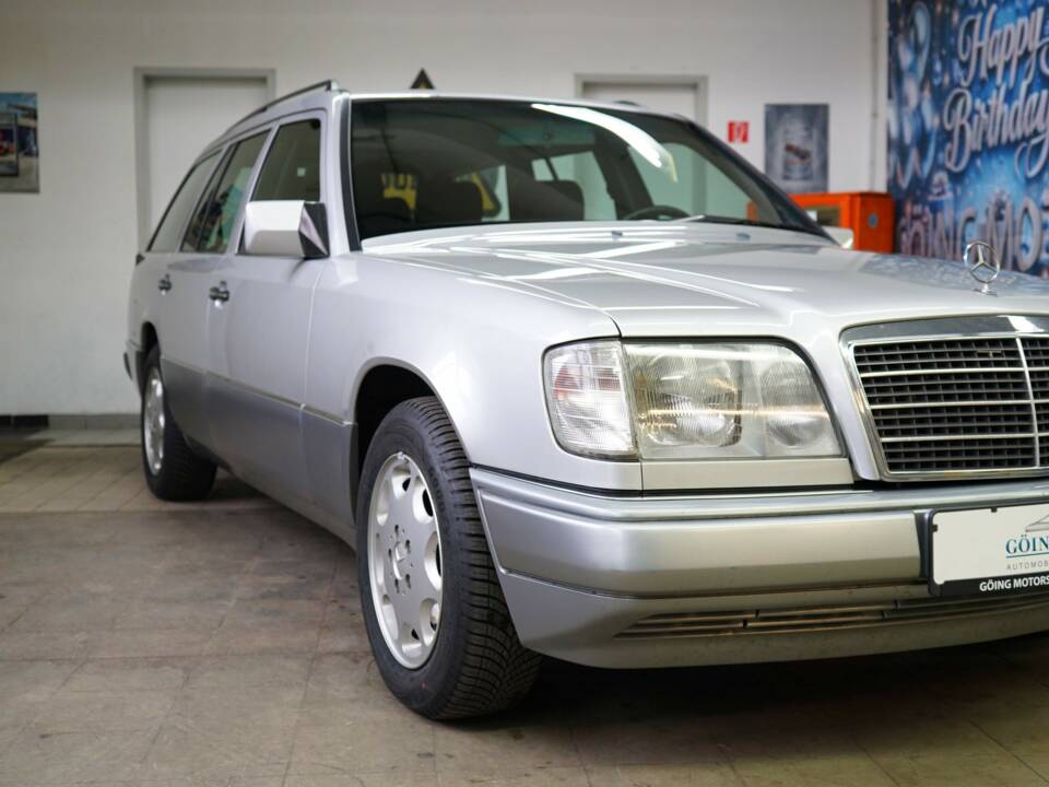 Image 2/36 de Mercedes-Benz E 220 T (1993)