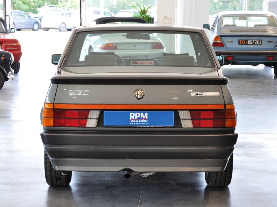 Image 4/34 de Alfa Romeo 75 2.0 Twin Spark (1987)