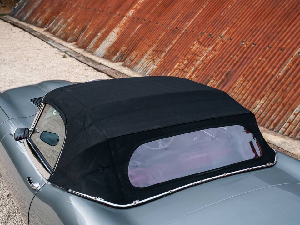 Image 19/34 de Jaguar E-Type (1968)