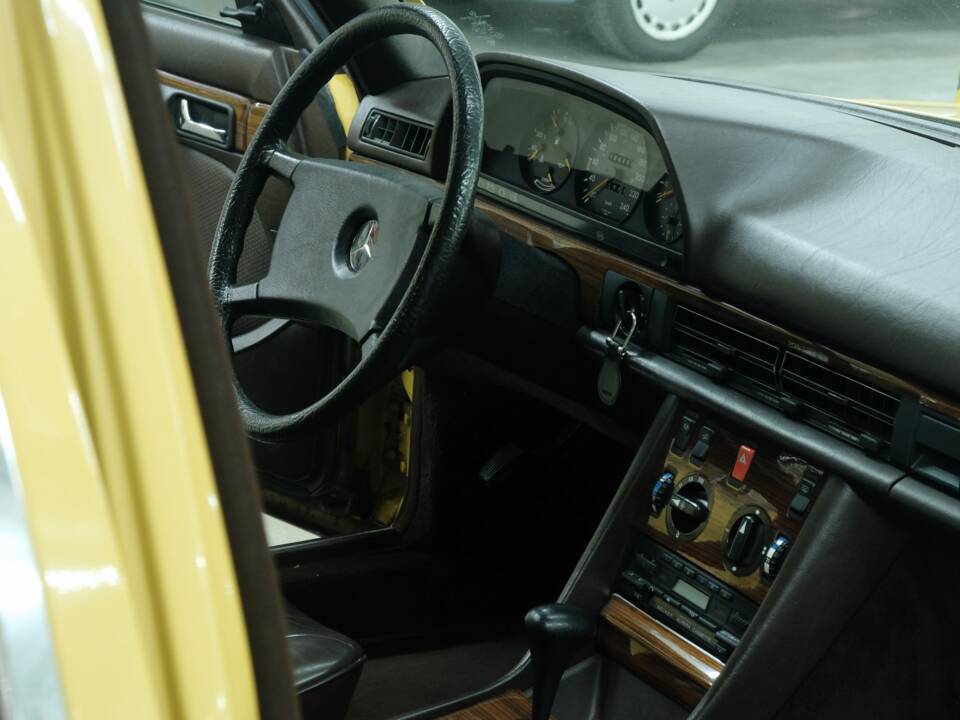 Bild 35/50 von Mercedes-Benz 380 SE (1983)