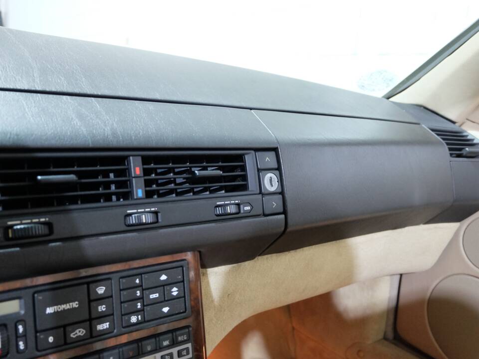 Image 8/26 of Mercedes-Benz 500 SL (1991)