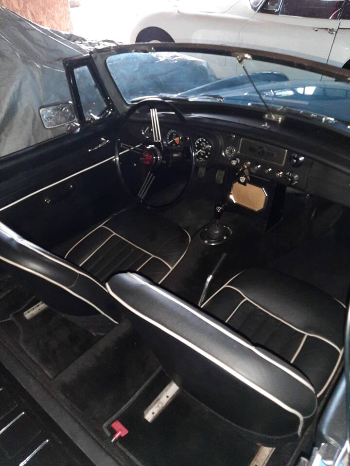 Image 12/13 of MG MGB (1965)