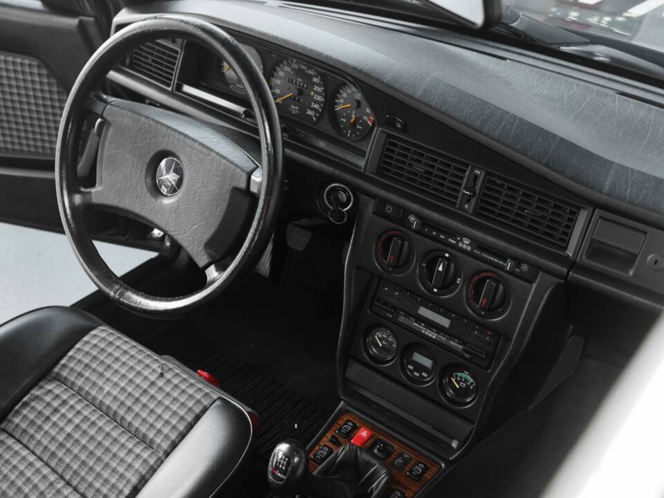 Imagen 42/50 de Mercedes-Benz 190 E 2.5-16 Evolution II (1990)