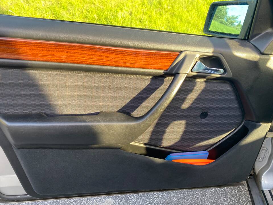Immagine 9/19 di Mercedes-Benz E 200 (1993)