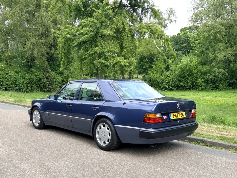 Image 19/25 of Mercedes-Benz 500 E (1993)