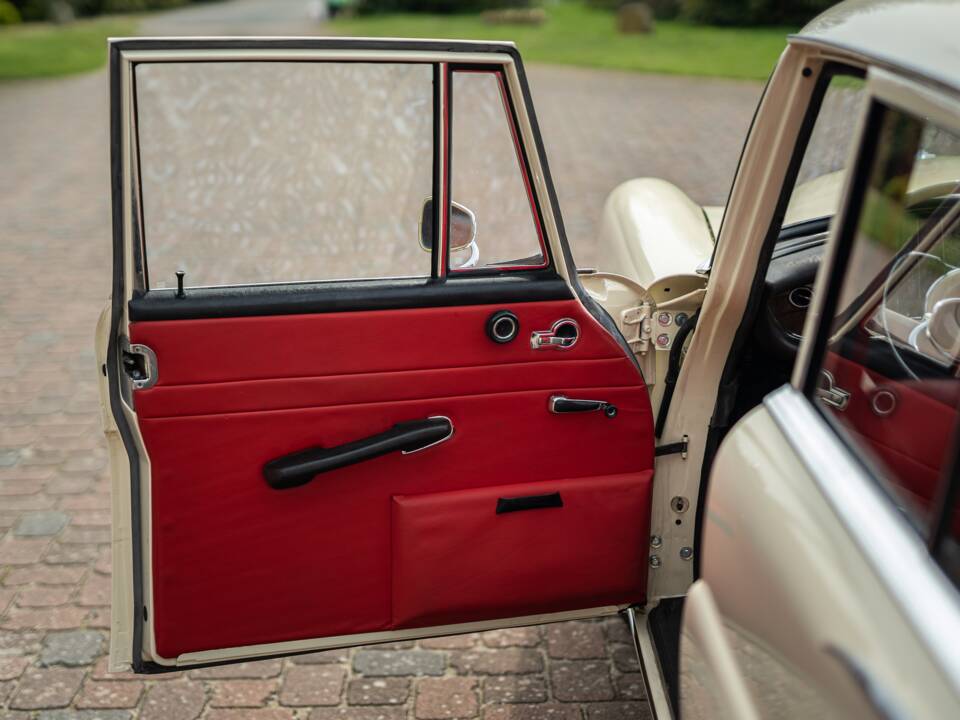Image 22/42 of Mercedes-Benz 220 SE b (1965)