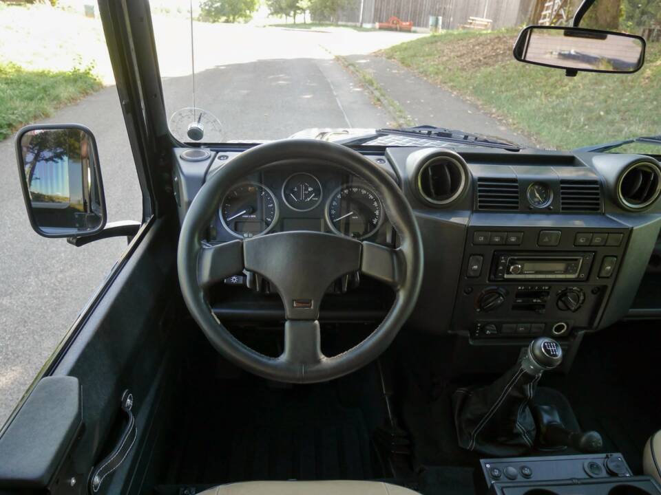 Image 17/50 of Land Rover Defender 110 (1900)
