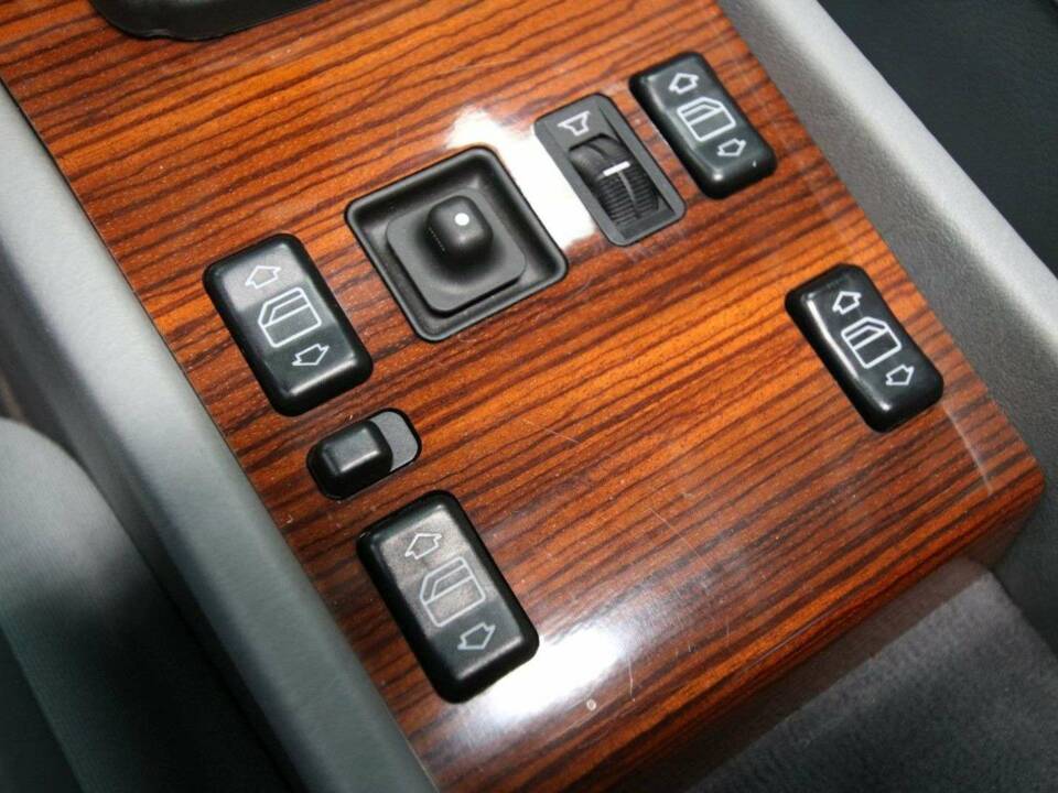 Afbeelding 22/50 van Mercedes-Benz 230 CE (1988)