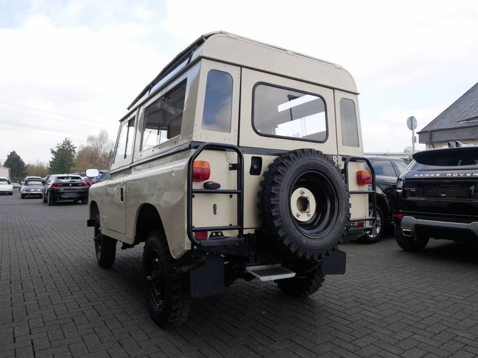 Image 6/19 of Land Rover 109 (1977)