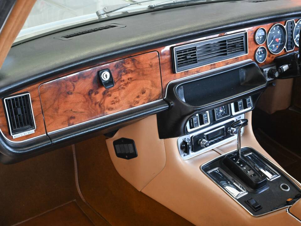 Bild 23/36 von Daimler Sovereign 4.2 (1976)