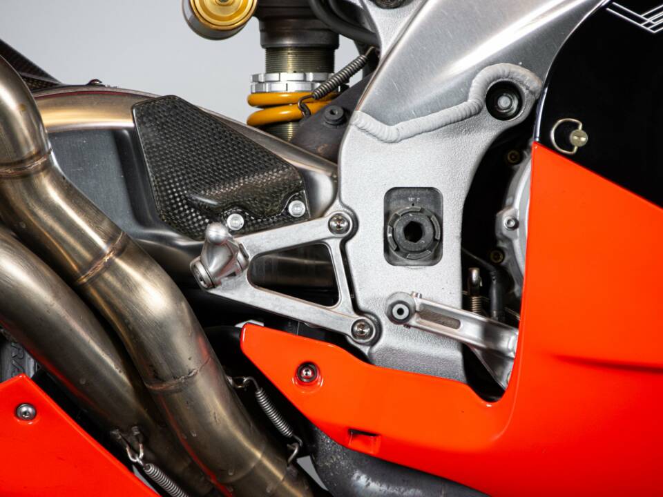 Bild 43/50 von Aprilia RSV 1000 V60 (1999)