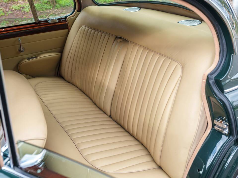 Image 24/31 of Jaguar 340 (1968)