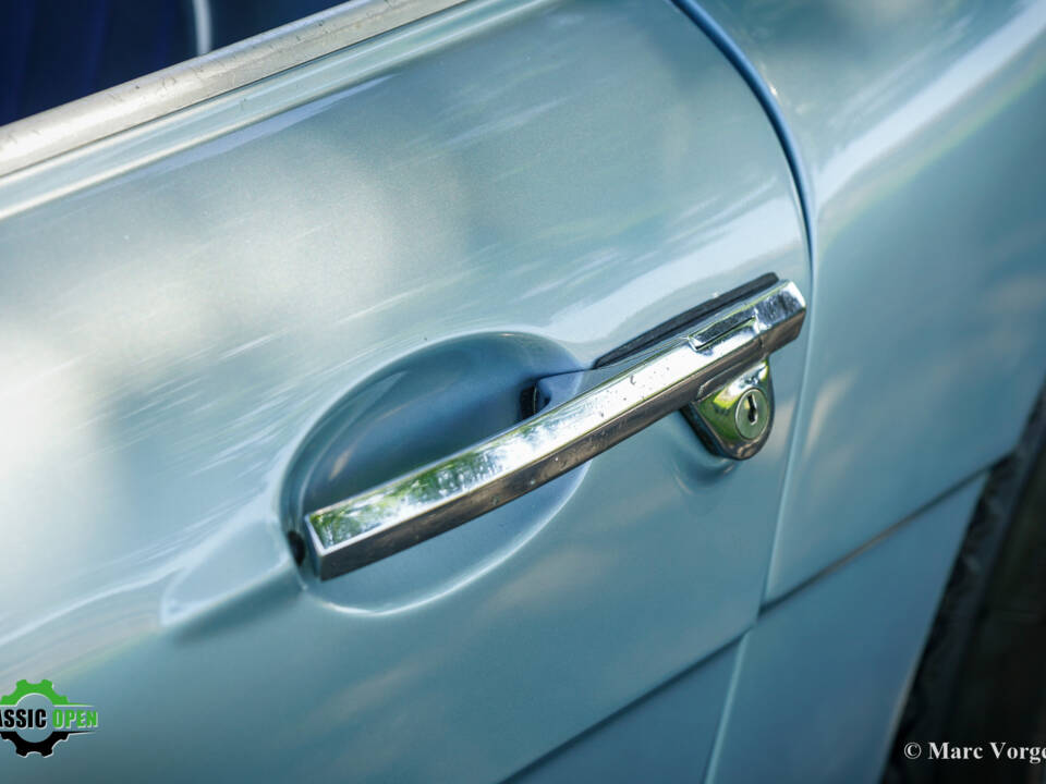 Image 36/51 of Austin-Healey 100&#x2F;6 (BN4) (1958)