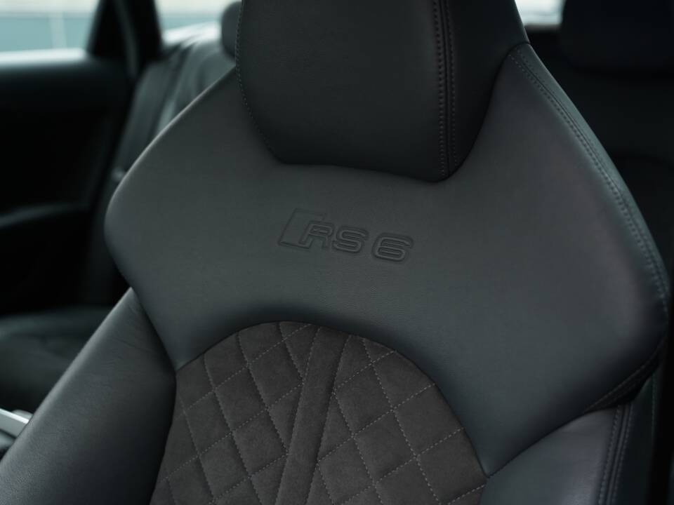 Immagine 18/50 di Audi RS6 Avant (2015)
