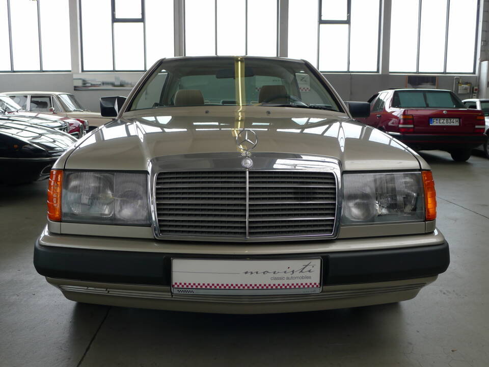 Image 33/33 of Mercedes-Benz 300 CE (1988)