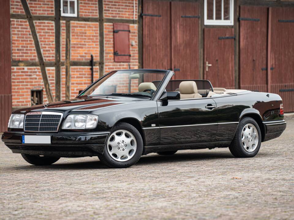 Image 3/83 de Mercedes-Benz E 220 (1996)