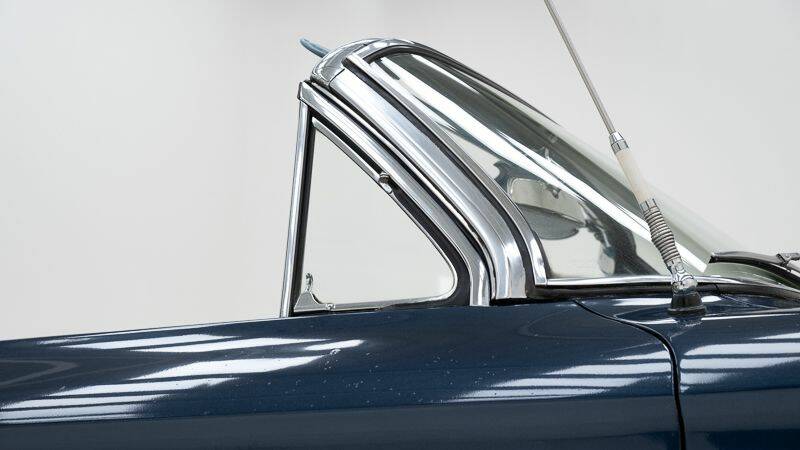 Image 14/15 of Chevrolet Corvair Monza Convertible (1964)