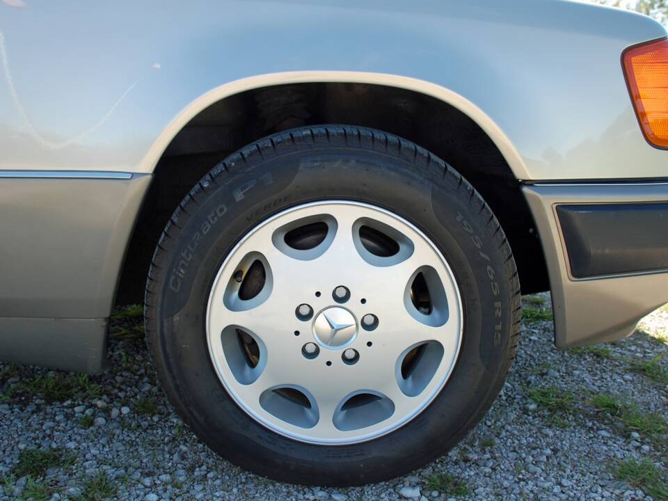 Image 25/34 of Mercedes-Benz 230 E (1992)