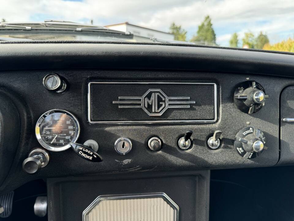 Image 22/50 of MG MGC GT (1969)