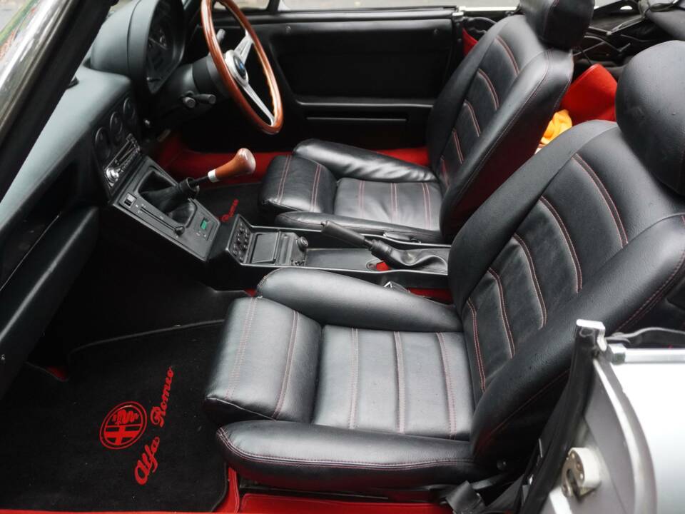 Bild 12/19 von Alfa Romeo 1.6 Spider (1990)