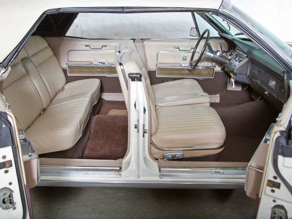 Image 7/20 of Lincoln Continental Convertible (1966)