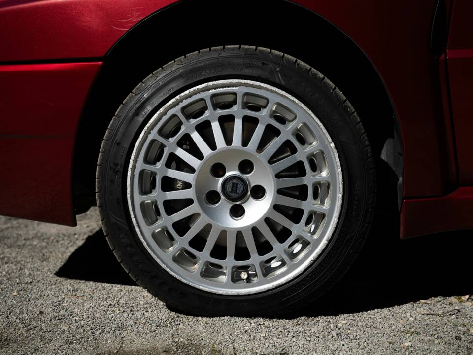 Image 49/63 of Lancia Delta HF Integrale Evoluzione II (1994)
