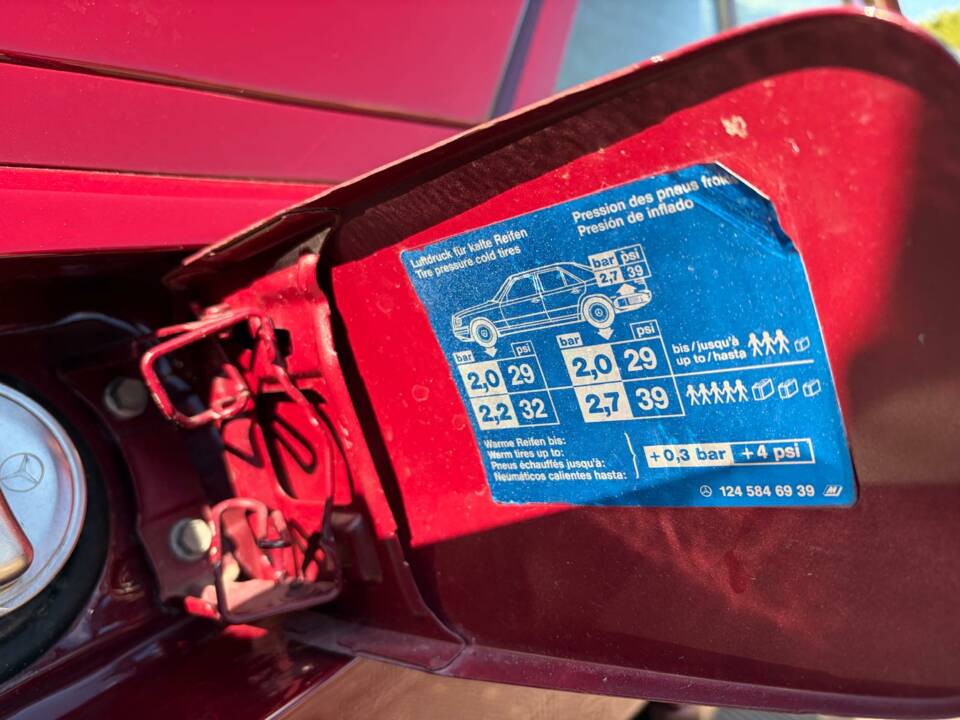 Image 32/50 of Mercedes-Benz E 200 (1993)