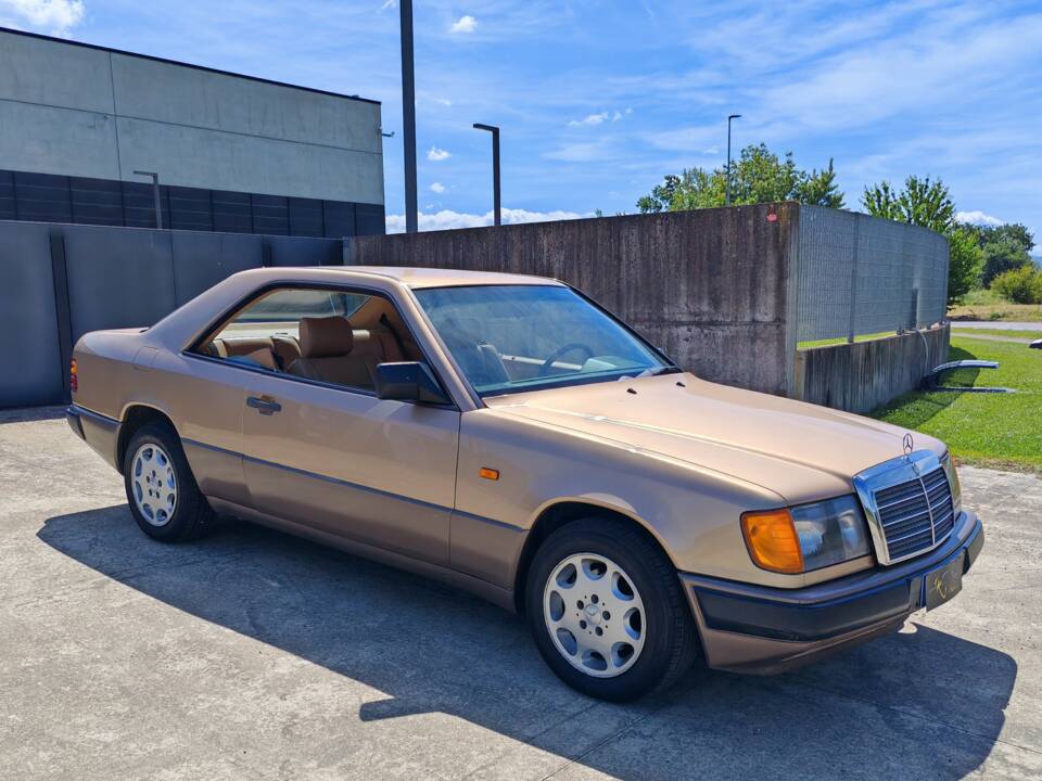 Image 12/42 of Mercedes-Benz 300 CE (1988)