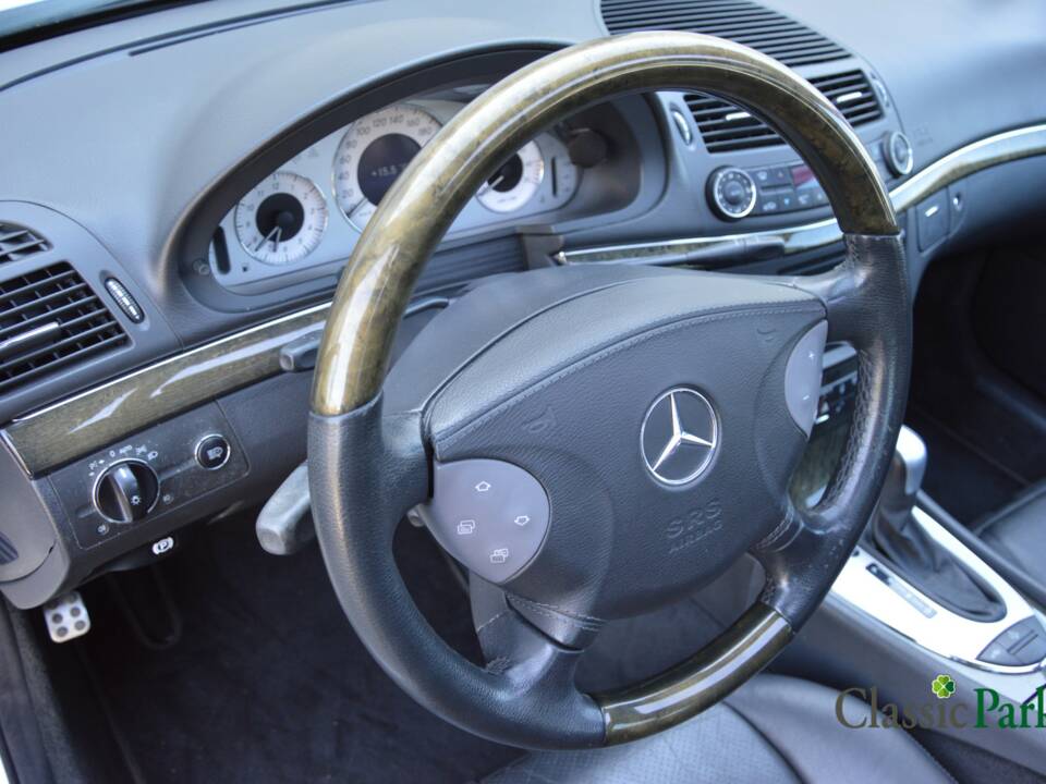 Image 34/50 of Mercedes-Benz E 500 T (2004)