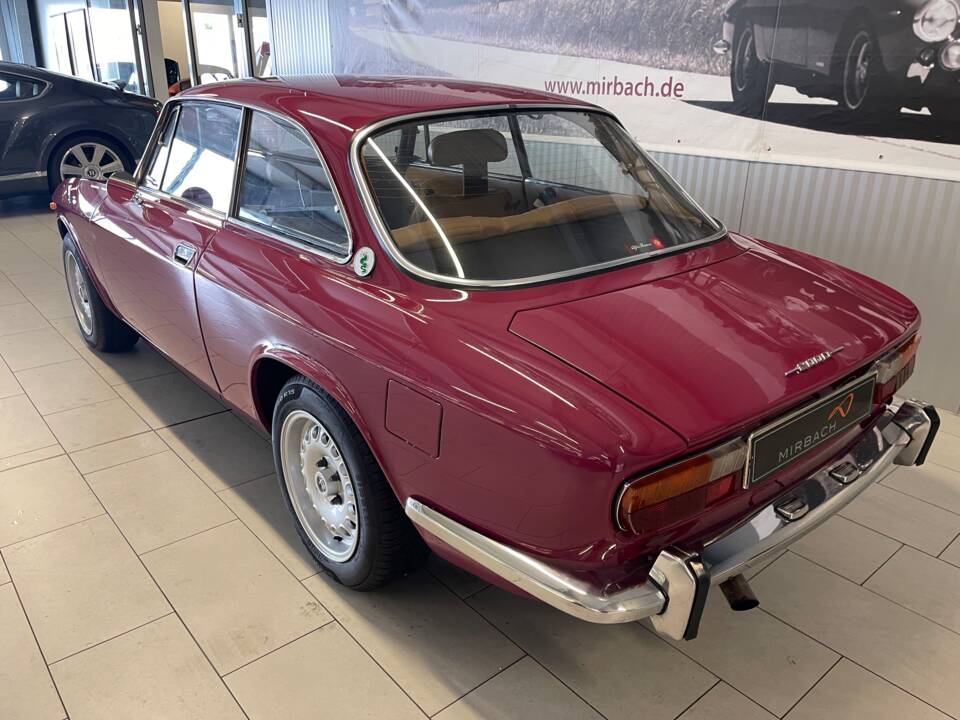 Image 7/18 de Alfa Romeo 2000 GT Veloce (1972)