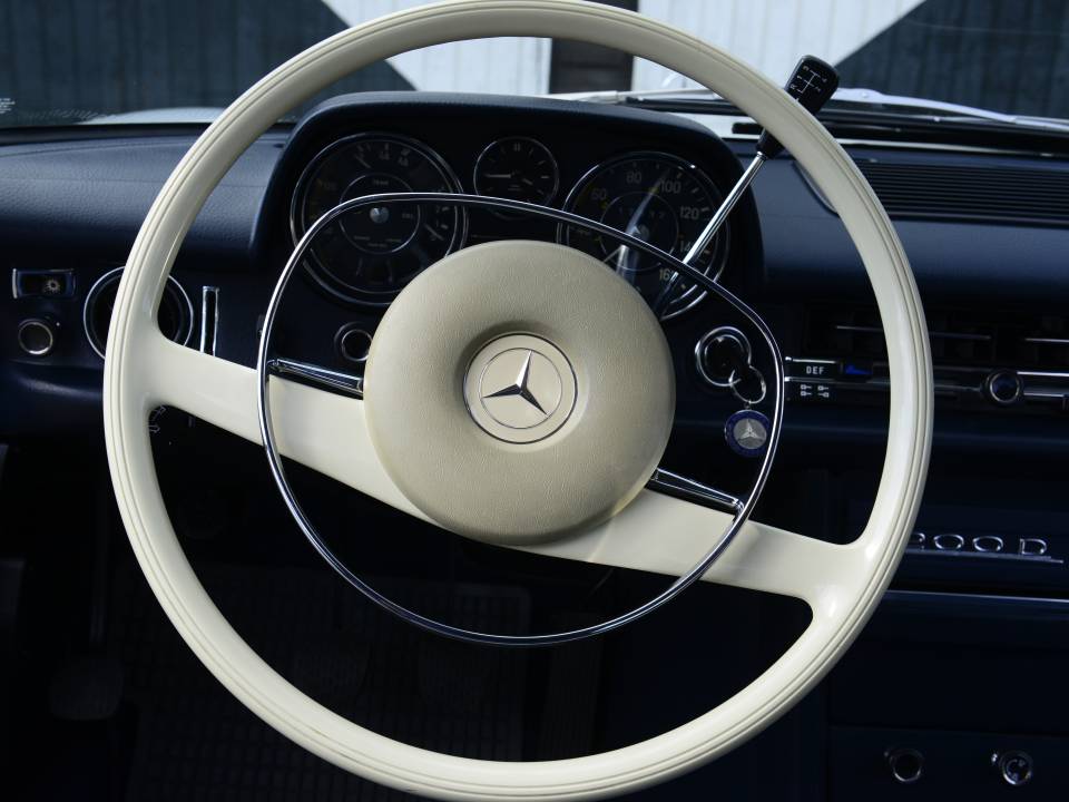 Image 10/31 de Mercedes-Benz 200 D (1971)
