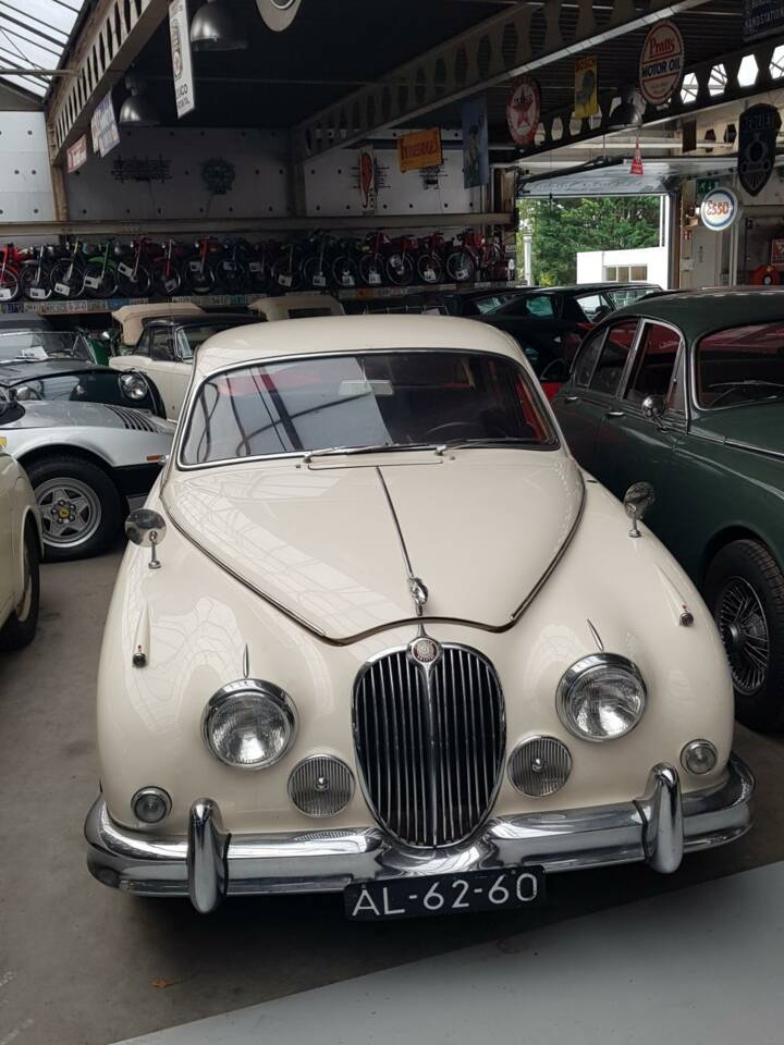 Image 7/35 of Jaguar Mk II 2.4 (1961)