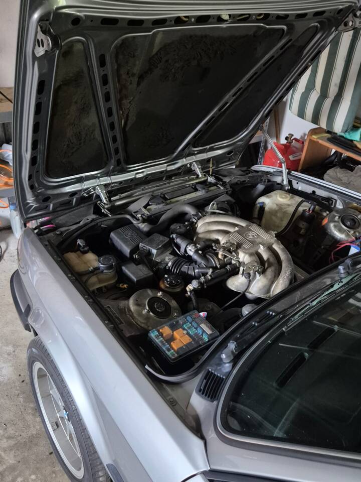 Image 15/18 of BMW 325i (1987)