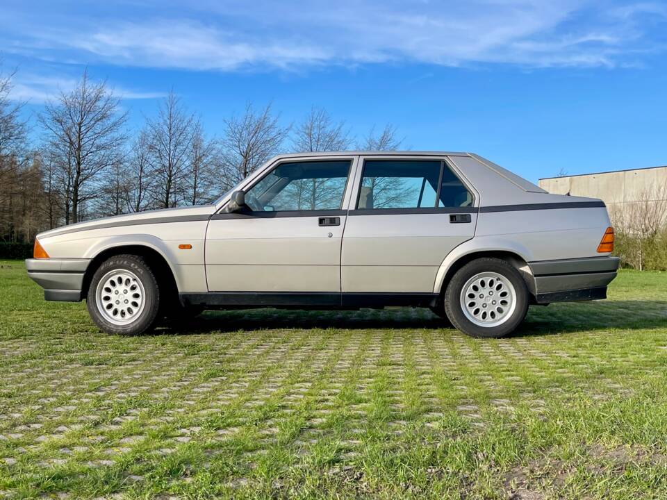 Immagine 7/23 di Alfa Romeo 75 1.6 (1988)