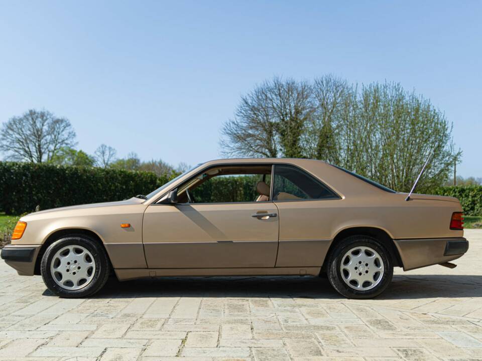 Image 4/46 de Mercedes-Benz 300 CE (1988)