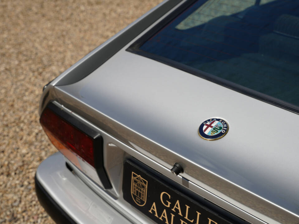 Image 17/50 of Alfa Romeo GTV 6 2.5 (1983)