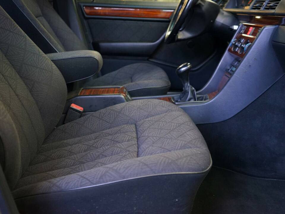 Image 15/33 of Mercedes-Benz E 300 Diesel (1994)
