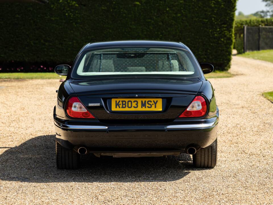 Image 40/43 of Jaguar XJR (2003)