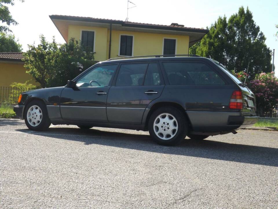 Image 35/50 of Mercedes-Benz 250 TD Turbo (1992)