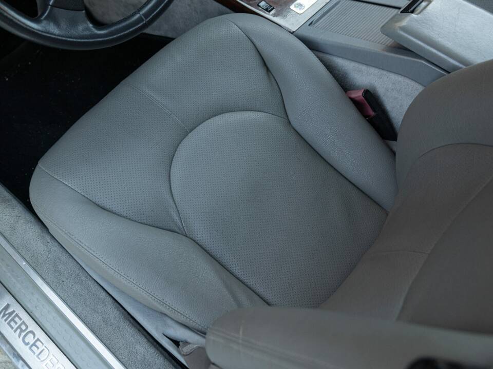 Image 29/50 of Mercedes-Benz SL 320 (1997)