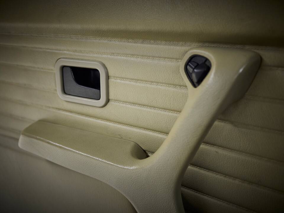 Image 65/90 of BMW 325i (1987)